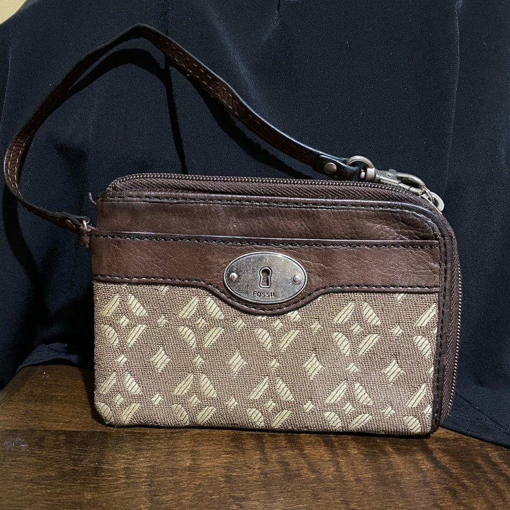 fossil corner zip wristlet